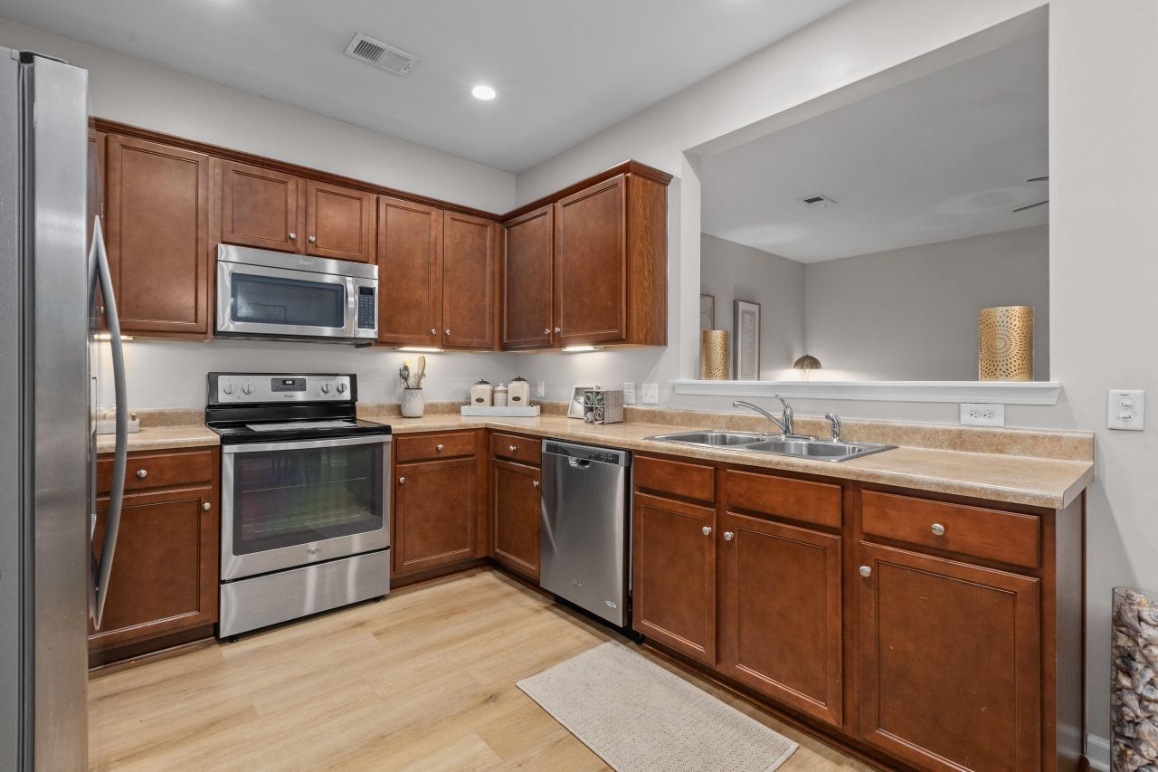 1086 Bennington Drive Photo 15