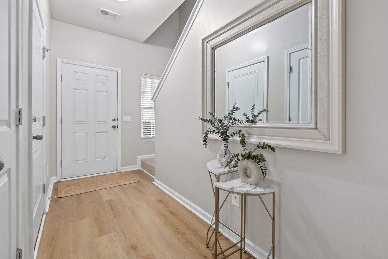 1086 Bennington Drive Photo 4