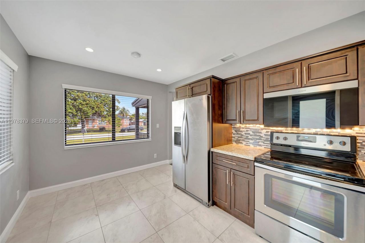 7470 SW 37th St , Miami, FL 33155 Photo