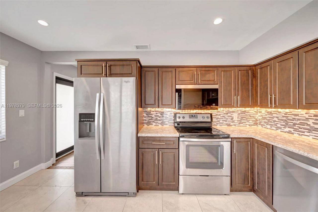 7470 SW 37th St , Miami, FL 33155 Photo