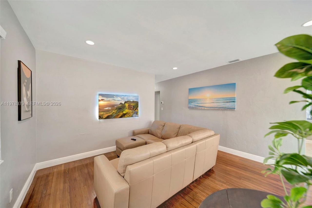 7470 SW 37th St , Miami, FL 33155 Photo