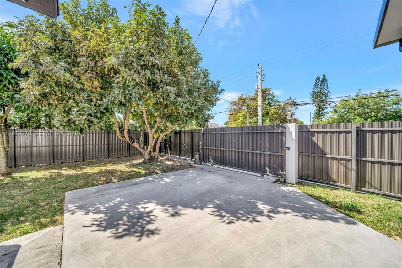 7470 SW 37th St , Miami, FL 33155 Photo