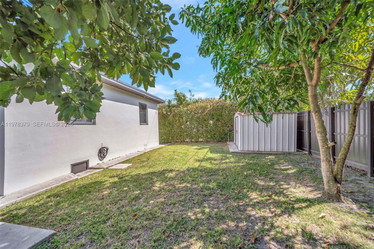 7470 SW 37th St , Miami, FL 33155 Photo