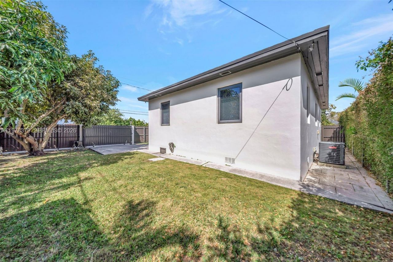 7470 SW 37th St , Miami, FL 33155 Photo