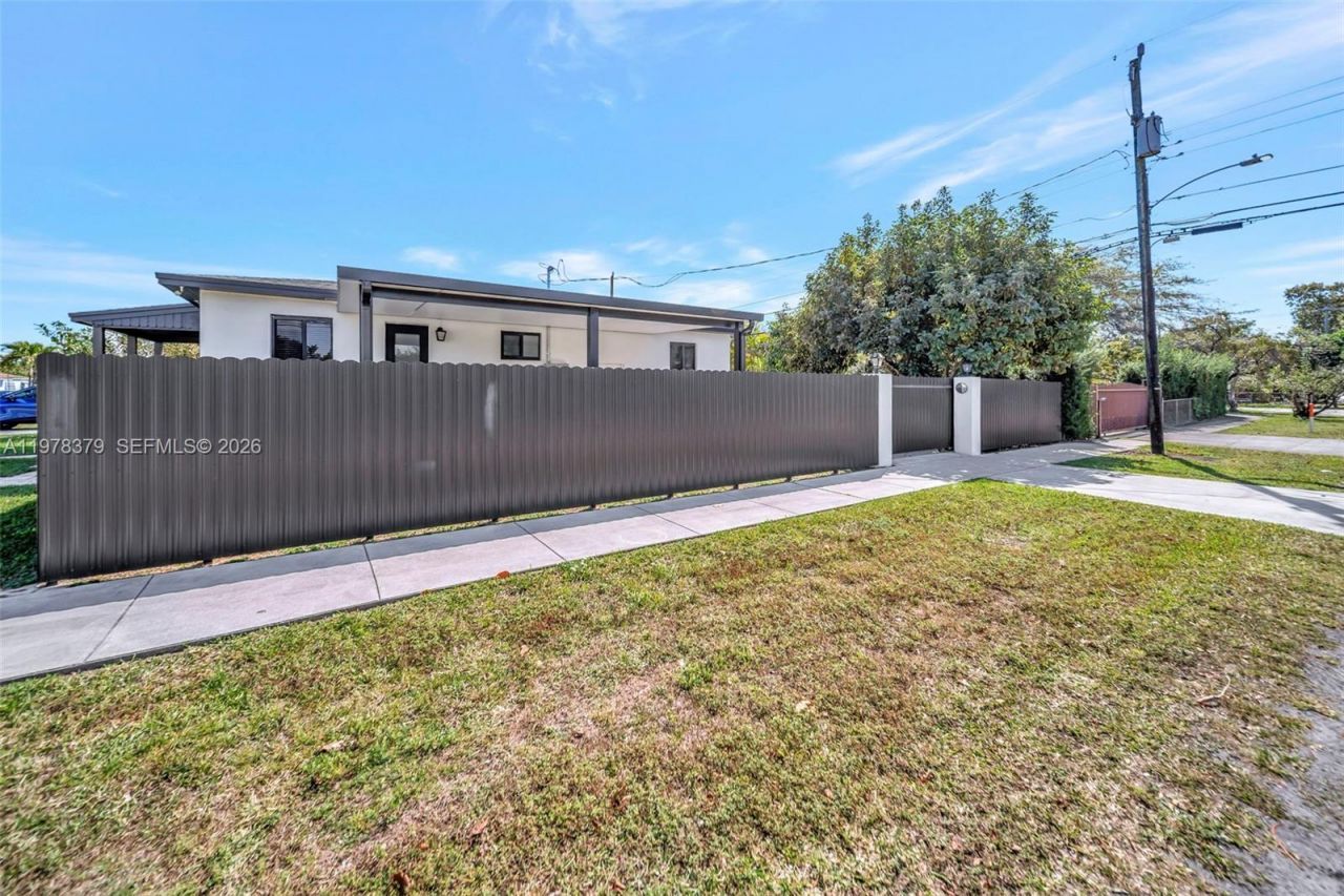 7470 SW 37th St , Miami, FL 33155 Photo