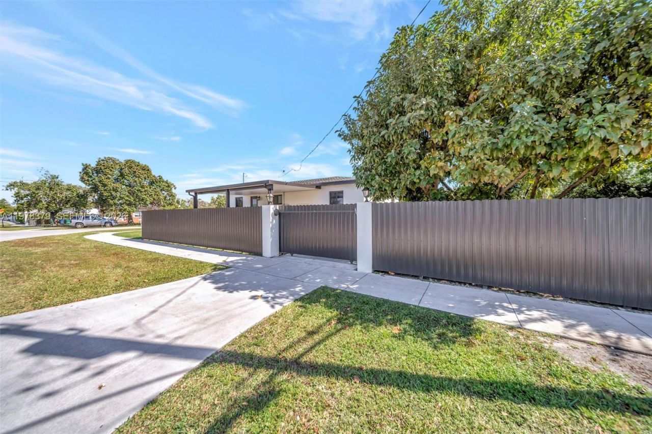 7470 SW 37th St , Miami, FL 33155 Photo