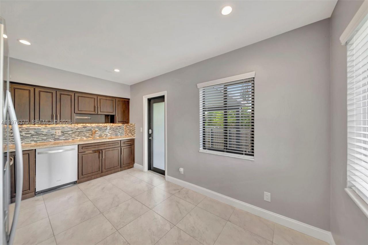 7470 SW 37th St , Miami, FL 33155 Photo