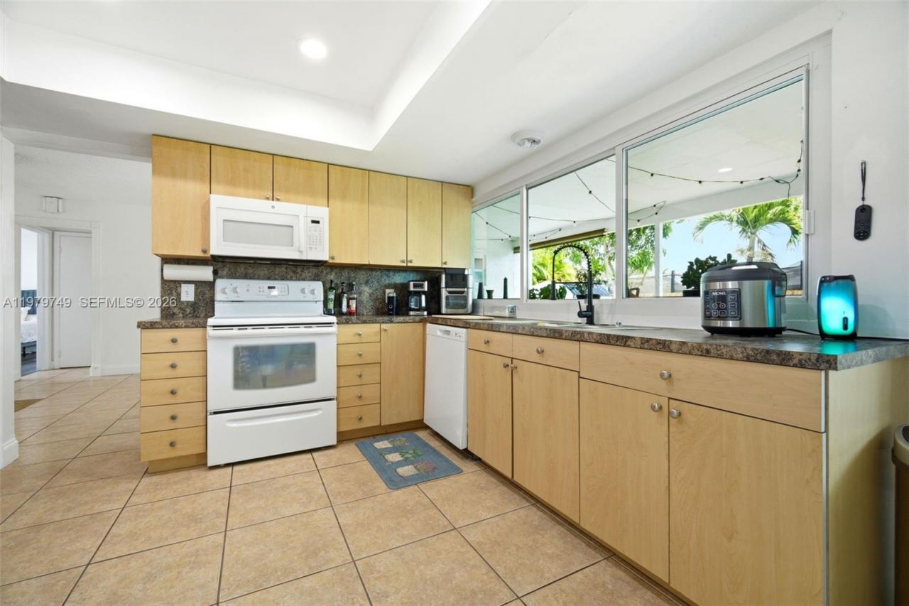 1185 NW 92nd Ave , Pembroke Pines, FL 33024 Photo