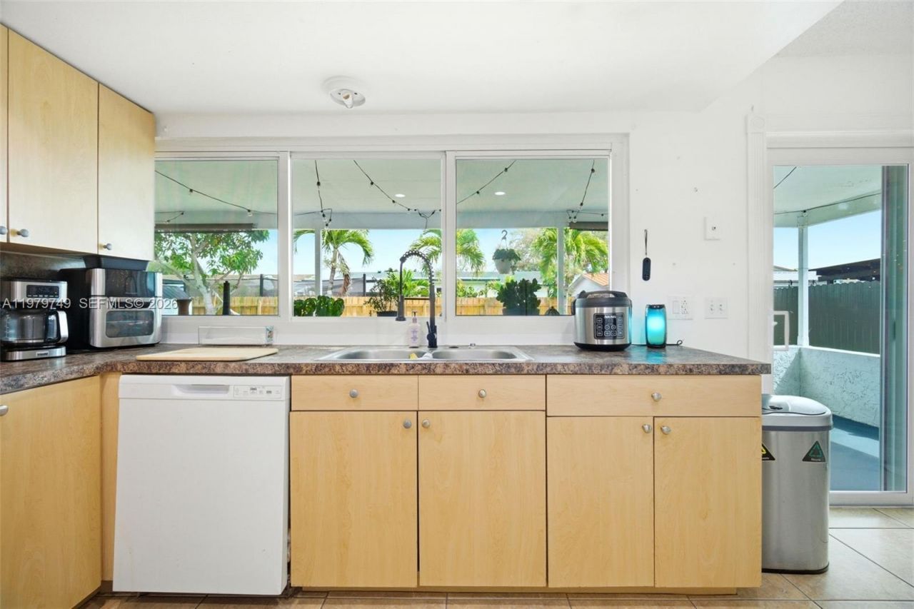 1185 NW 92nd Ave , Pembroke Pines, FL 33024 Photo