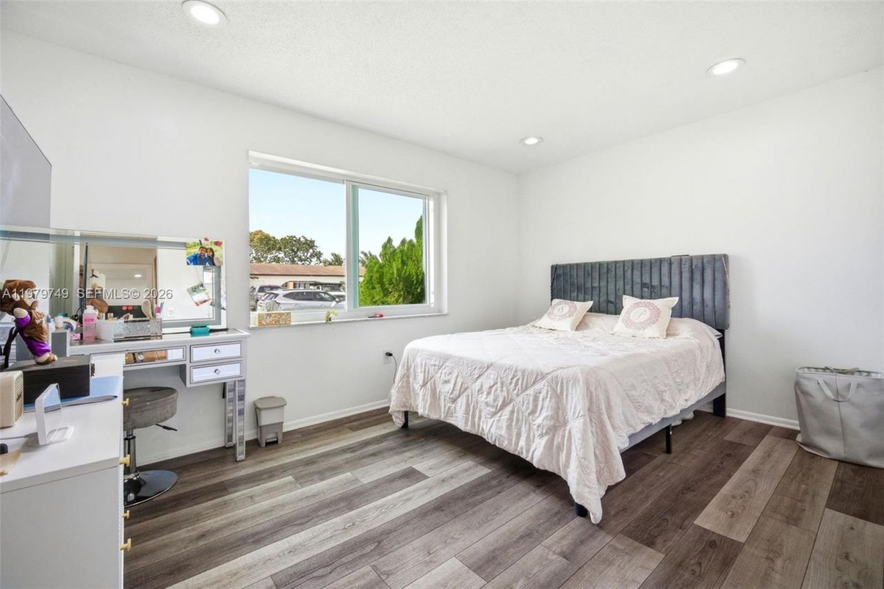 1185 NW 92nd Ave , Pembroke Pines, FL 33024 Photo