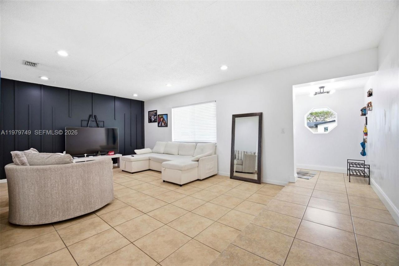 1185 NW 92nd Ave , Pembroke Pines, FL 33024 Photo