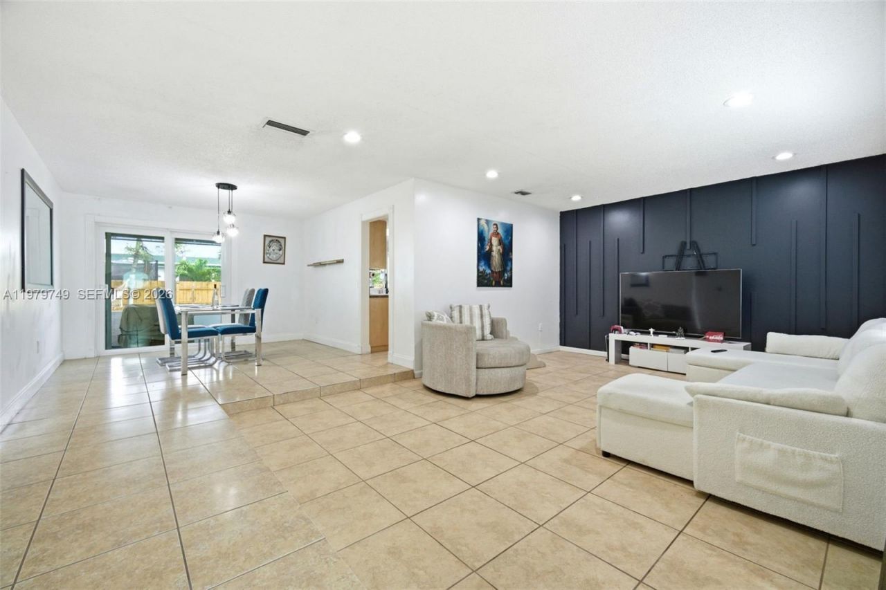 1185 NW 92nd Ave , Pembroke Pines, FL 33024 Photo