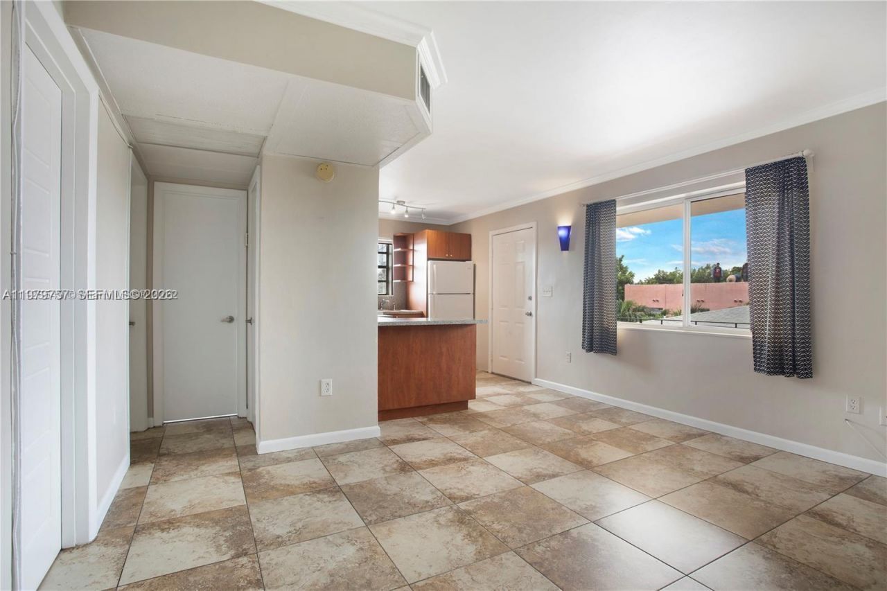 1020 SW 7th St , Unit 9, Miami, FL 33130 Photo