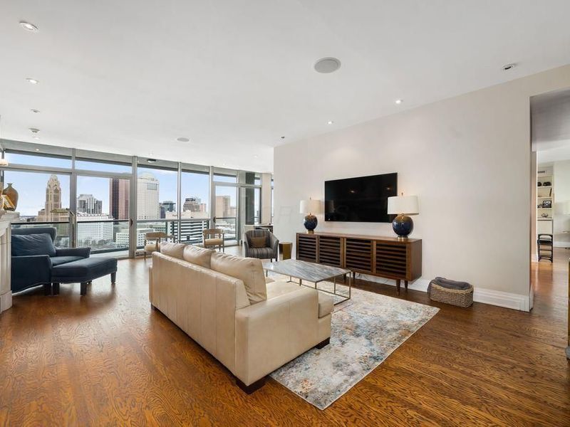 1 Miranova Place, Unit 2200, Columbus, OH 43215 Photo 4