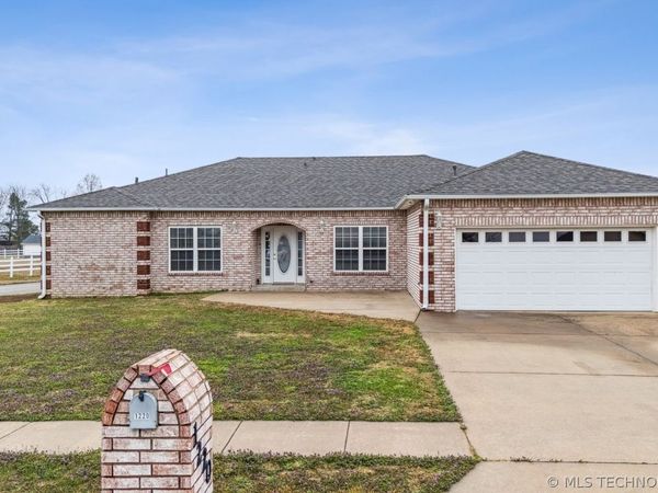 1220 SE 14th Street , Pryor, OK 74361
