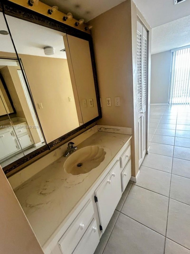 1200 Saint Charles Pl, Unit 606, Pembroke Pines, FL 33026 Photo