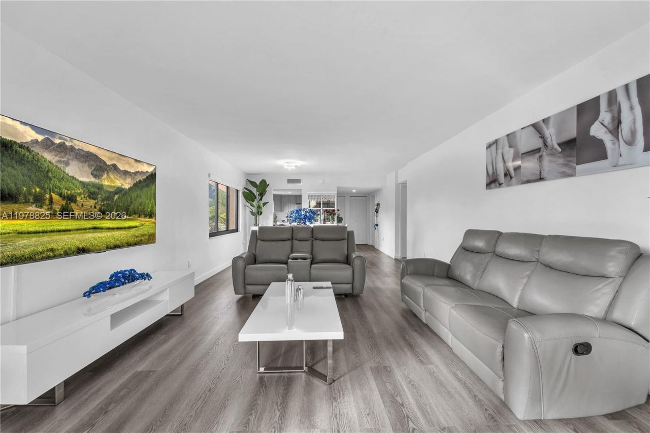 20841 San Simeon Way, Unit 205, Miami, FL 33179 Photo