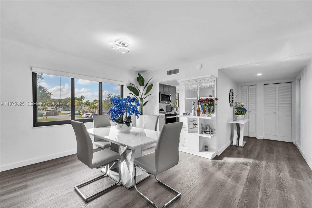 20841 San Simeon Way, Unit 205, Miami, FL 33179 Photo