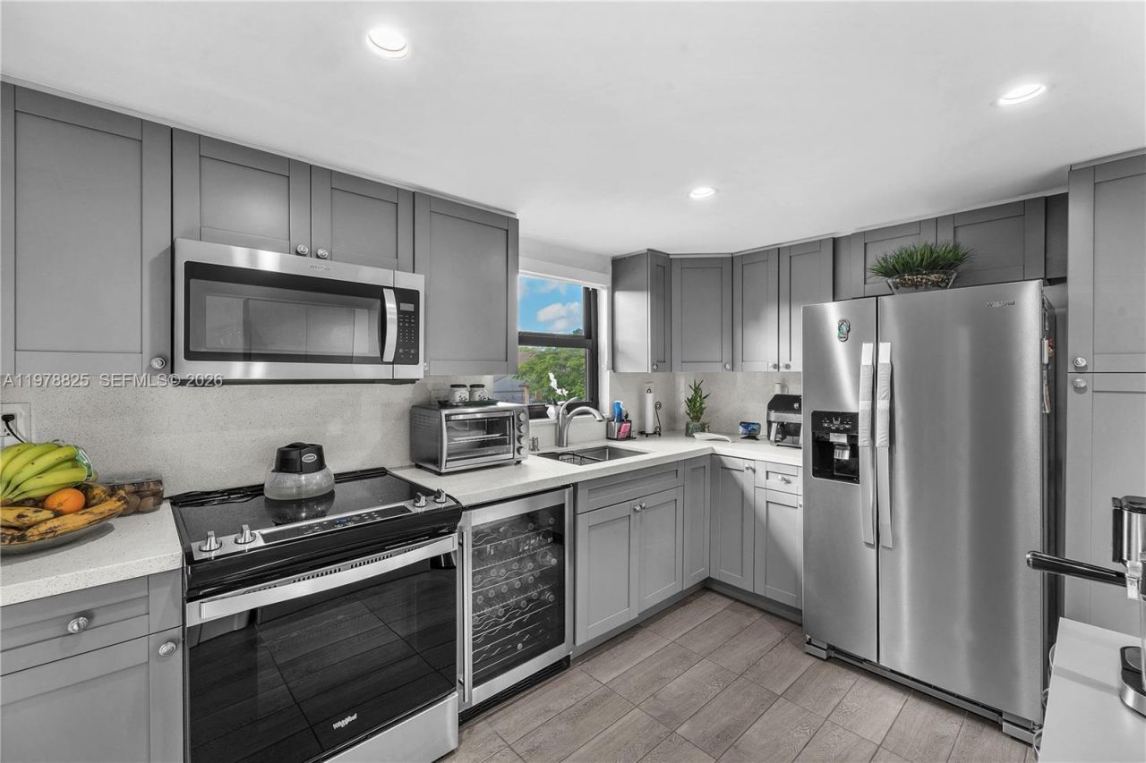 20841 San Simeon Way, Unit 205, Miami, FL 33179 Photo