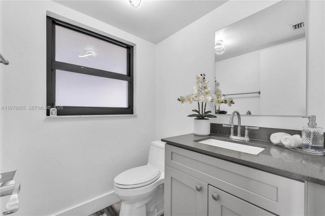 20841 San Simeon Way, Unit 205, Miami, FL 33179 Photo