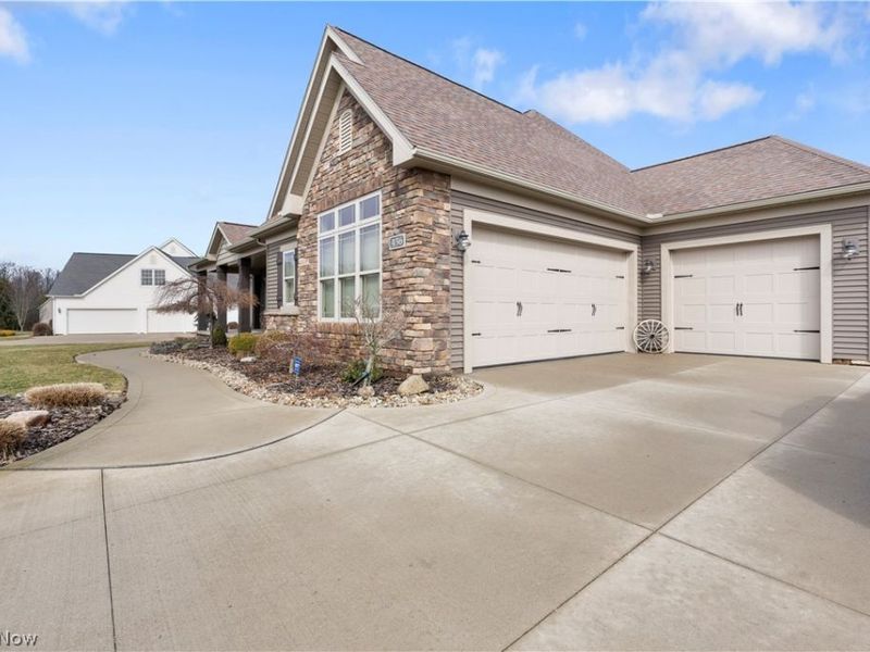 436 Heatherby Lane NE, Hartville, OH 44632 Photo 2