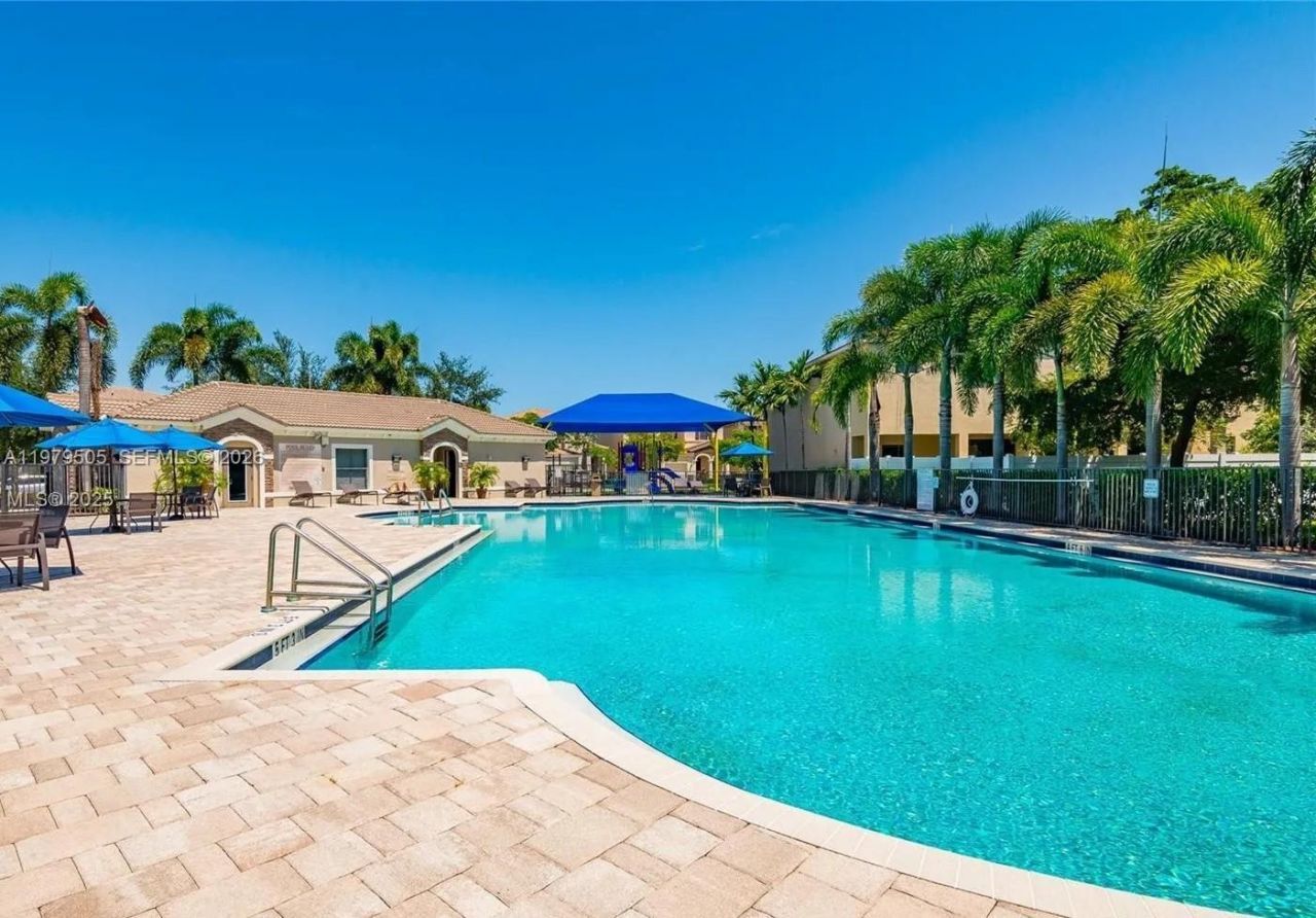 965 NE 193rd Ter , Unit 965, Miami, FL 33179 Photo