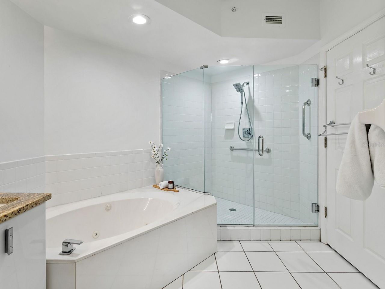 5420 Eagles Point Circle , Unit 106, Sarasota, FL 34231 Photo