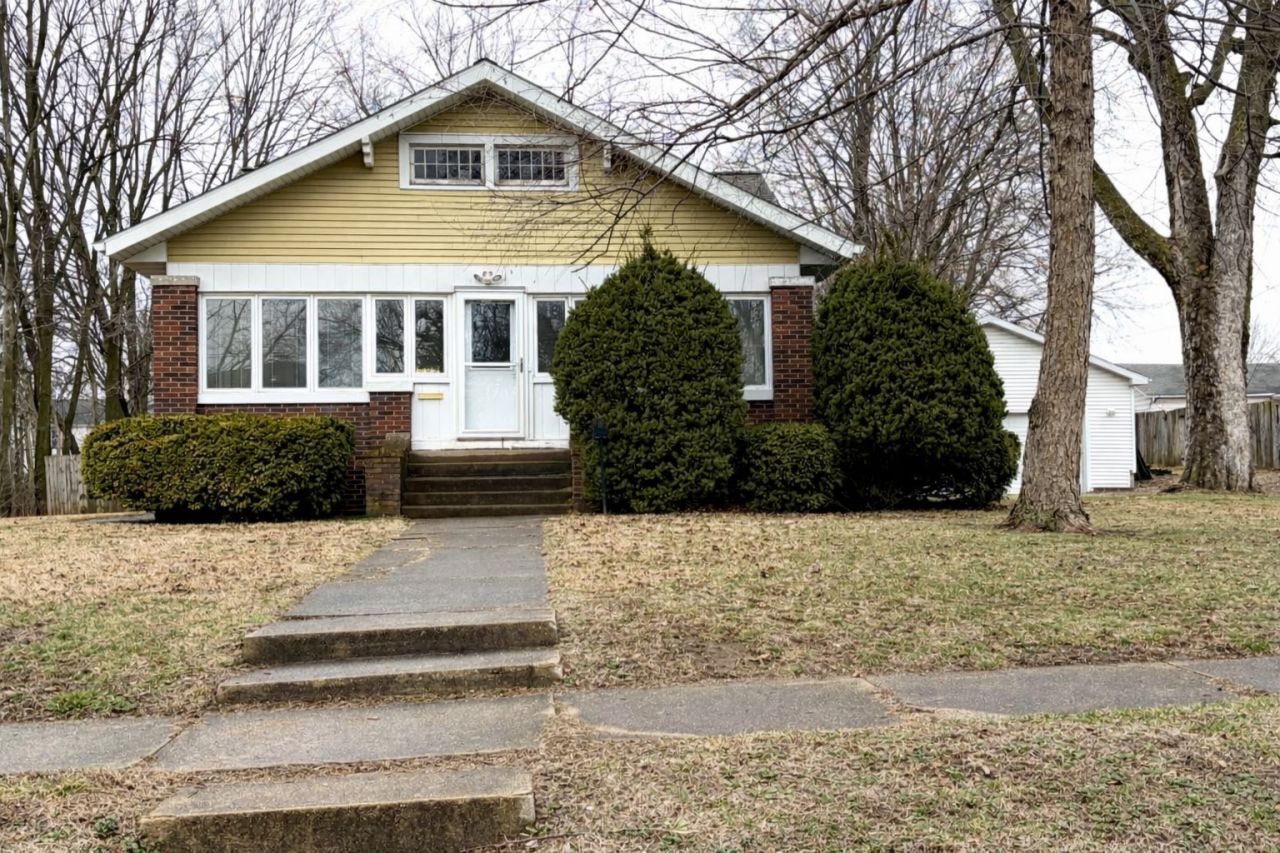 509 W Clay Street, Clinton, IL 61727 Main Photo