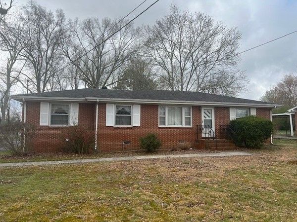 1302 Oak Dr , Manchester, TN 37355
