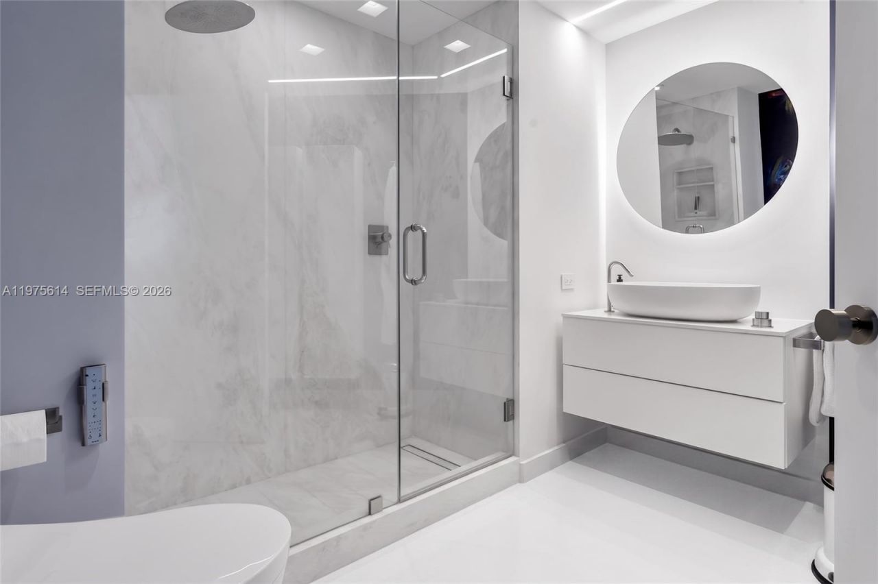 10 Venetian Way, Unit 904, Miami Beach, FL 33139 Photo