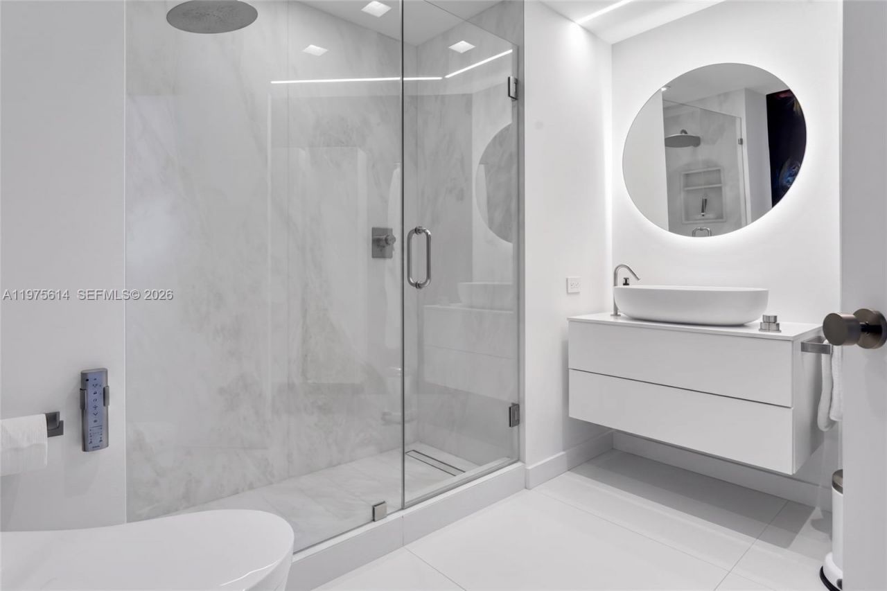 10 Venetian Way, Unit 904, Miami Beach, FL 33139 Photo