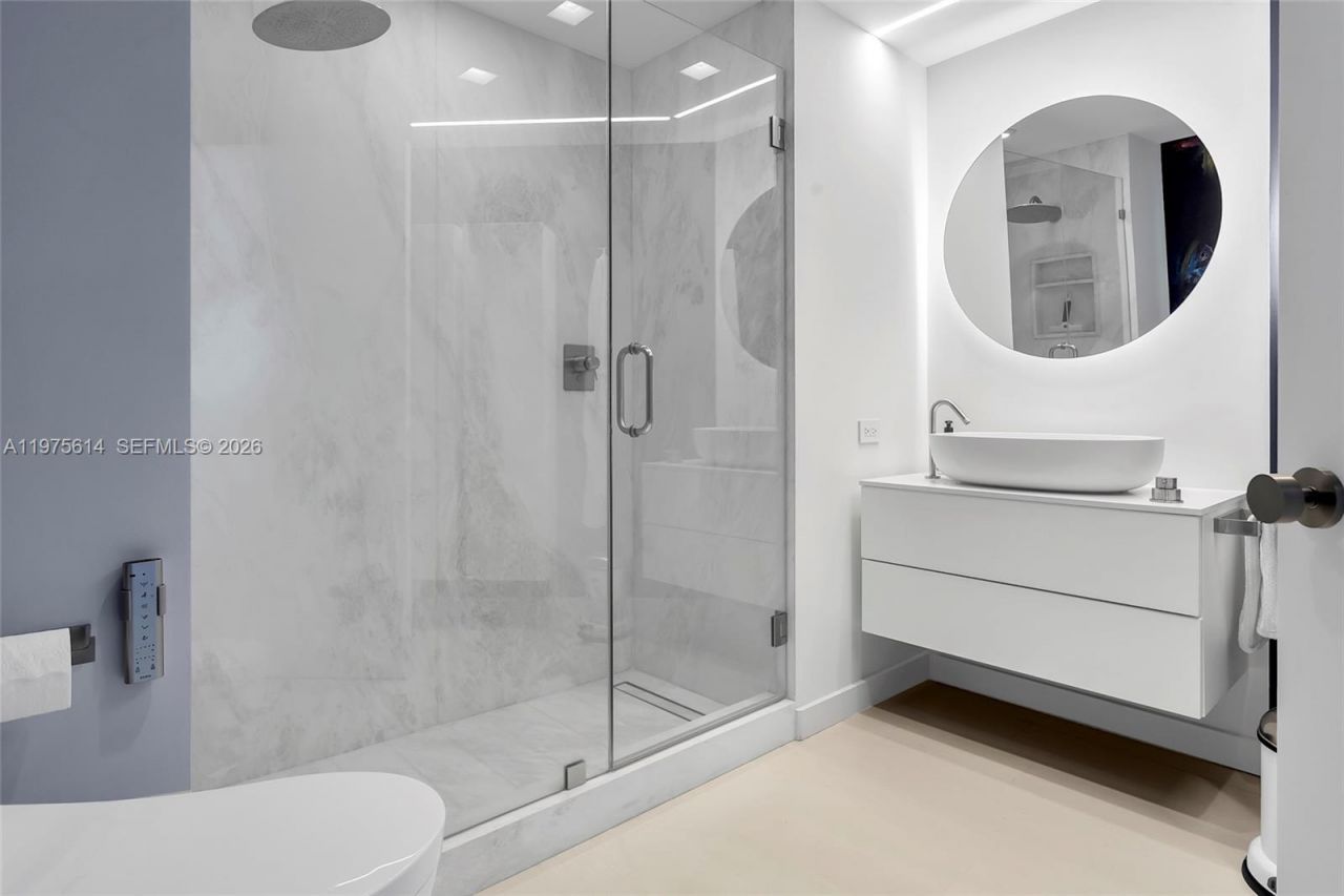 10 Venetian Way, Unit 904, Miami Beach, FL 33139 Photo