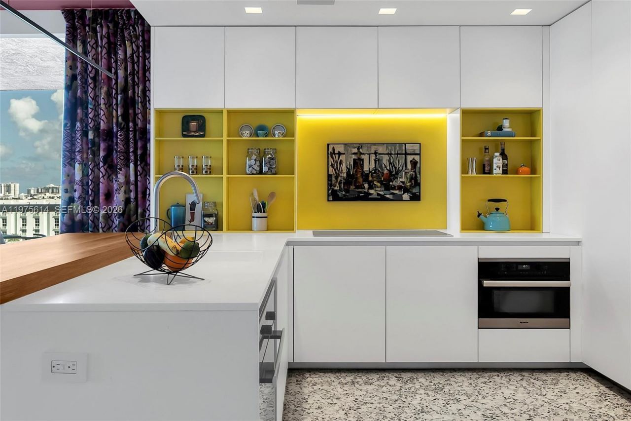 10 Venetian Way, Unit 904, Miami Beach, FL 33139 Photo