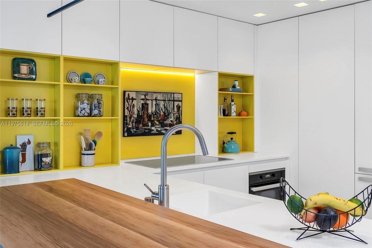 10 Venetian Way, Unit 904, Miami Beach, FL 33139 Photo