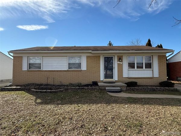 429 Cambridge Avenue, South Lyon, MI 48178