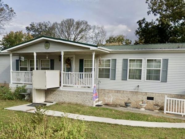 104 College St S, Cowan, TN 37318