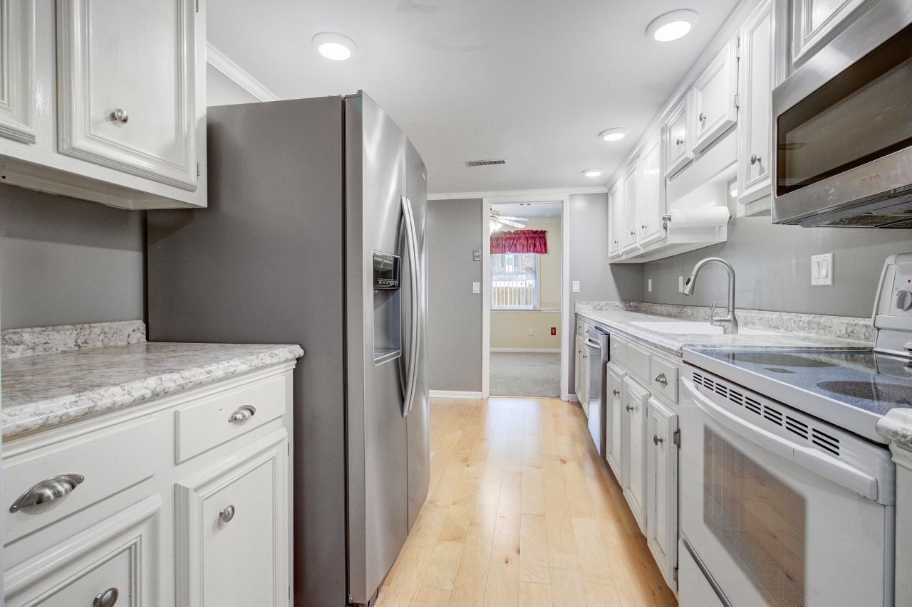 2932 Cathedral Lane Photo 10