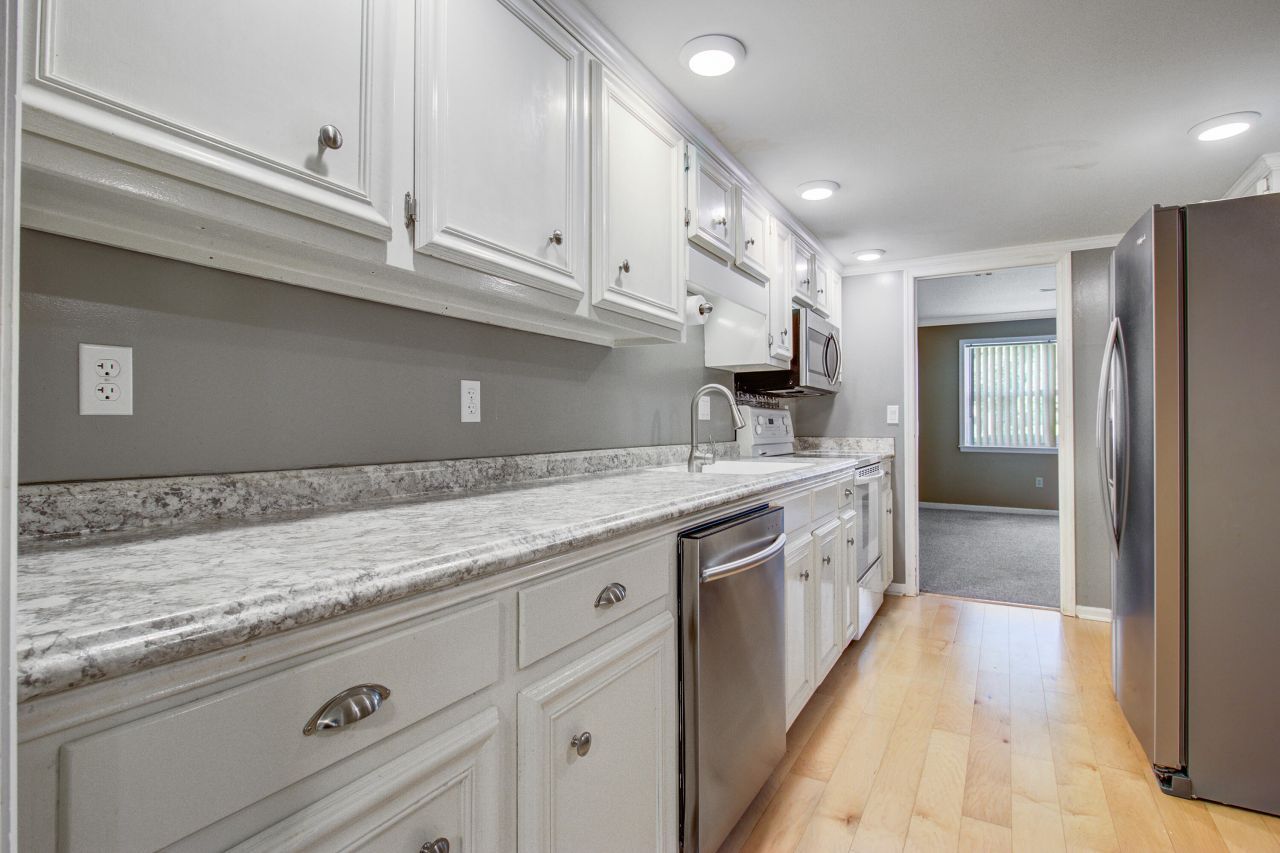 2932 Cathedral Lane Photo 11