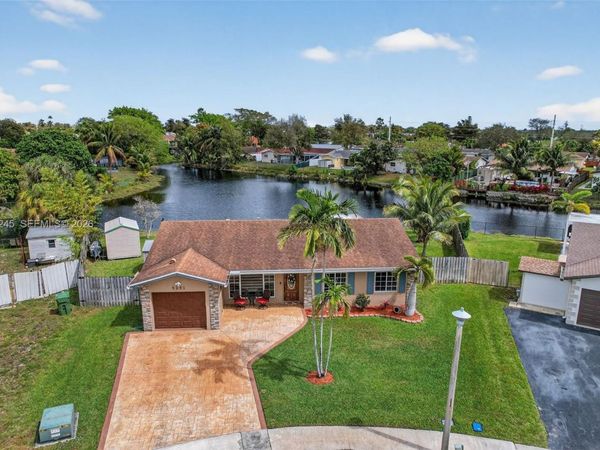 9291 NW 11th Ct , Pembroke Pines, FL 33024