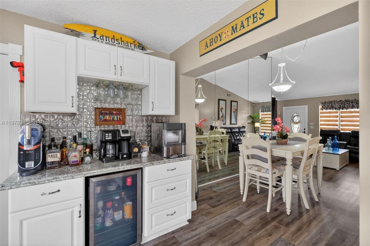 9291 NW 11th Ct , Pembroke Pines, FL 33024 Photo