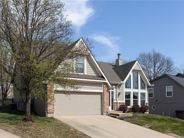4711 Roundtree Court, Shawnee, KS 66226