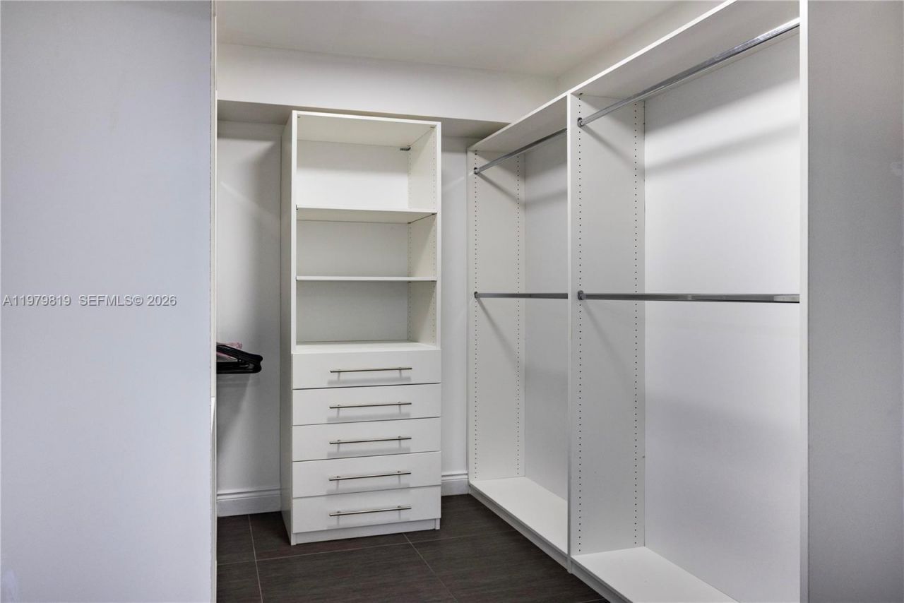 19900 E Country Club Dr , Unit 311, Aventura, FL 33180 Photo