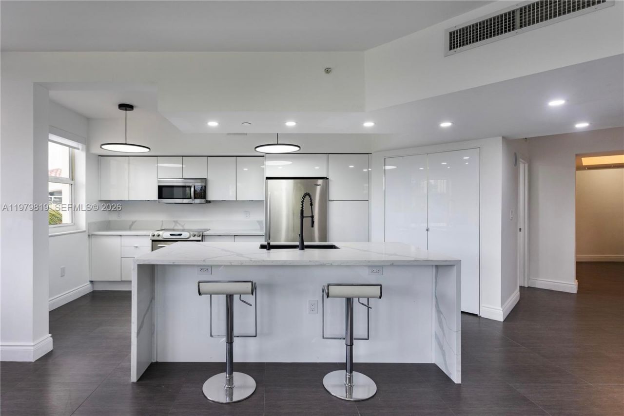 19900 E Country Club Dr , Unit 311, Aventura, FL 33180 Photo