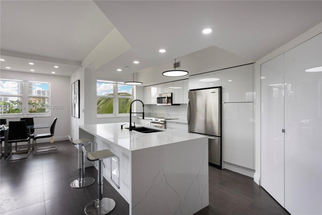 19900 E Country Club Dr , Unit 311, Aventura, FL 33180 Photo