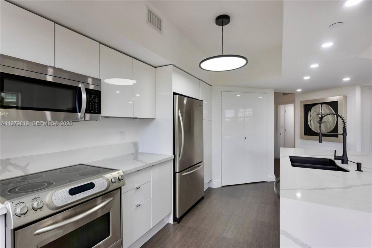 19900 E Country Club Dr , Unit 311, Aventura, FL 33180 Photo