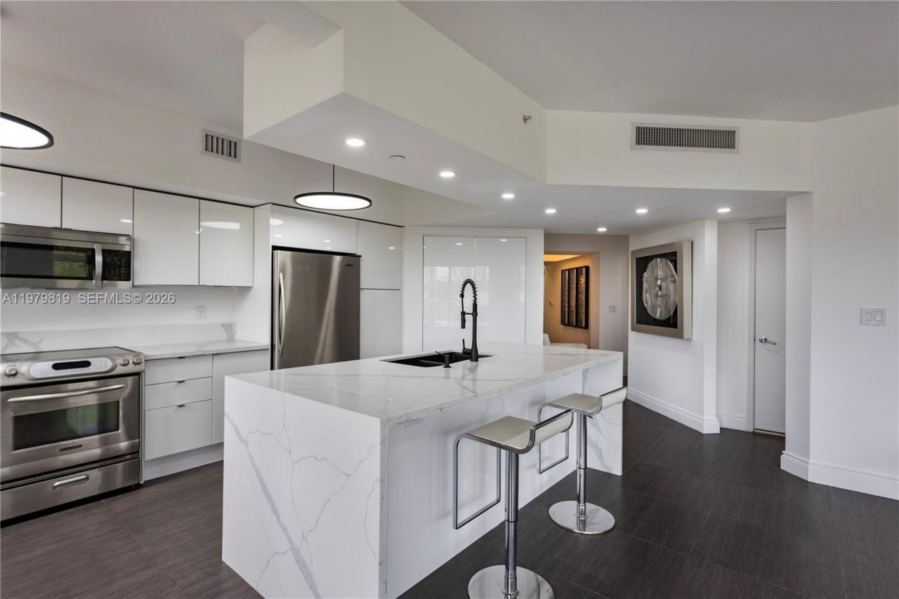 19900 E Country Club Dr , Unit 311, Aventura, FL 33180 Photo