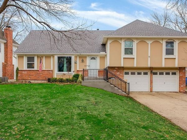 10226 Century Lane, Lenexa, KS 66215