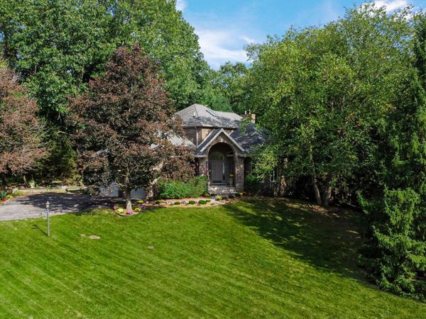 2102 Emmett Court , Valparaiso, IN 46385