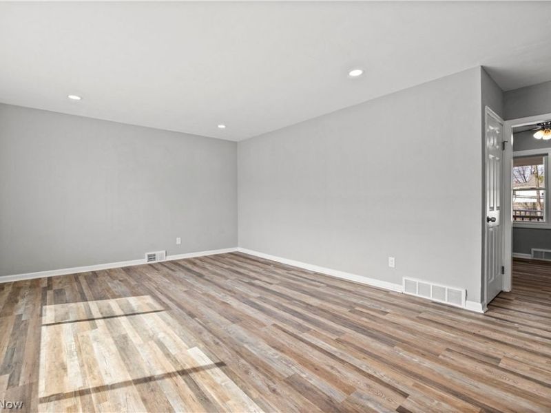 975 N Ridge Road E, Lorain, OH 44055 Photo 7