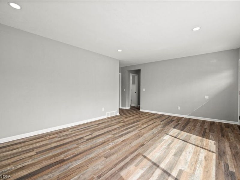 975 N Ridge Road E, Lorain, OH 44055 Photo 8